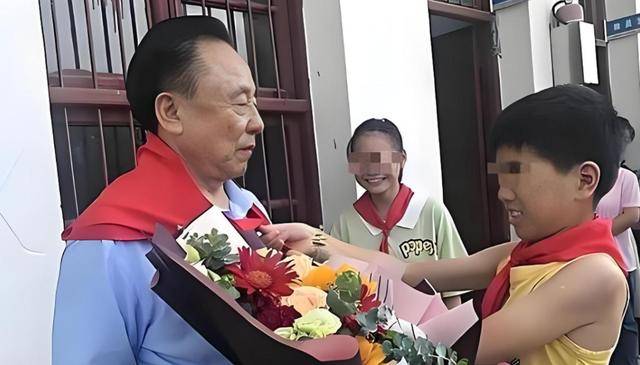 觉生下11个私生子75岁还在开枝散叶ky开元棋牌在逃富豪10位情妇翻牌睡(图2) 觉生下11个私生子75岁还在开枝散叶ky开元棋牌在逃富豪10位情妇翻牌睡(图2)