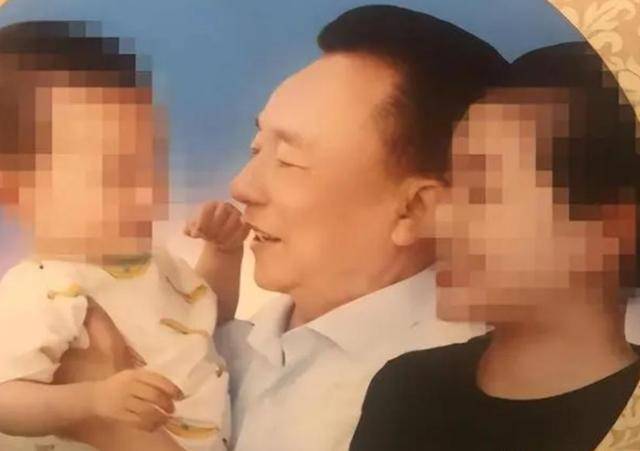 觉生下11个私生子75岁还在开枝散叶ky开元棋牌在逃富豪10位情妇翻牌睡(图7) 觉生下11个私生子75岁还在开枝散叶ky开元棋牌在逃富豪10位情妇翻牌睡(图7)